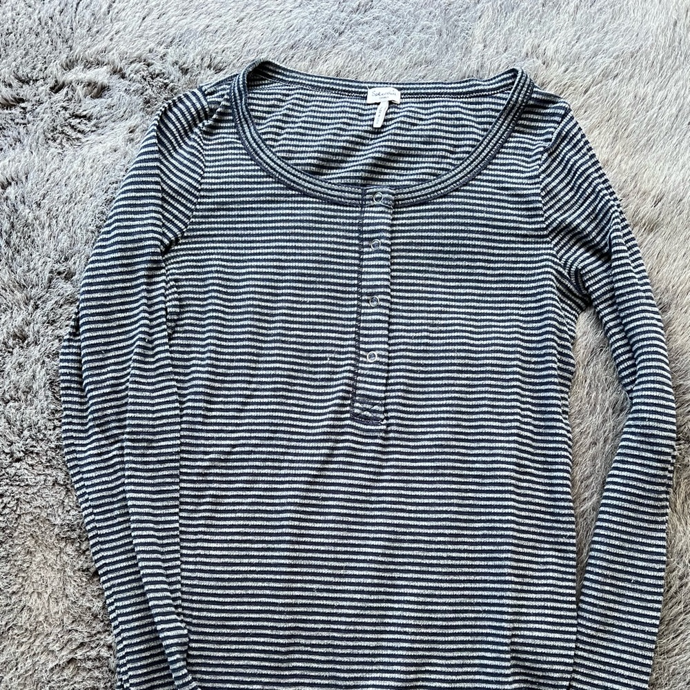 Splendid Striped Henley

Grey + navy waffle fabric with snaps - Picture 4 of 4